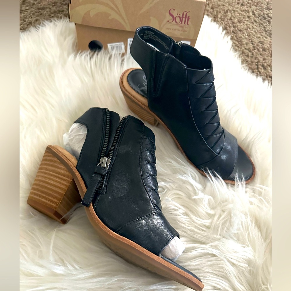 NIB Sofft black sandals